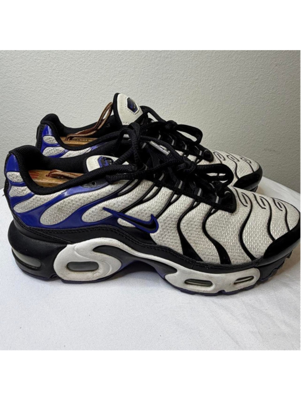 Nike Air Max Plus TN "Blue" sneakers with white base, black wavy stripes